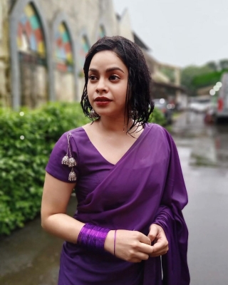 While Mumbai has been receiving heavy rainfall from past couple of months, actress Sumona Chakravarti is seen setting style goals during the monsoon season. The 
