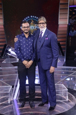 Actor Amitabh Bachchan along with Sanoj Raj 1st Crorepati of Kaun Banega Crorepati.