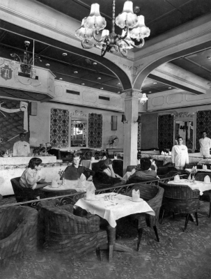 Actors Saira Banu, Dilip Kumar with Joshua at Trincas in 1970, at the time of the making of the film 