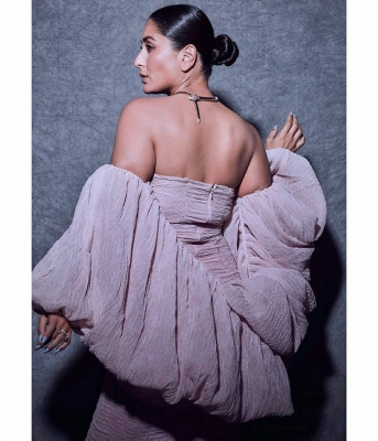Actress and fashionista Kareena Kapoor Khan stunned in beautiful pastel coloured figure hugging dress. Kareena was sported wearing a dress with a sweetheart neckline and balloon sleeve inserts. She paired the ensemble with Serpenti coil neck piece by the the lable BVLGARI.
