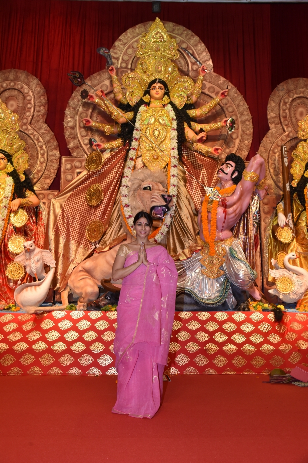 Mumbai: Actresses Kajol and Tanishaa Mukerji with thier mother Tanuja at a Durga Puja pandal in Juhu Mumbai on Oct 4, 2019. (Photo: IANS)