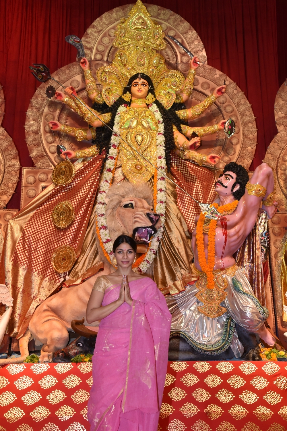Mumbai: Actresses Kajol and Tanishaa Mukerji with thier mother Tanuja at a Durga Puja pandal in Juhu Mumbai on Oct 4, 2019. (Photo: IANS)