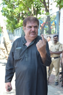 Mumbai: Actor Raza Murad shows his inked finger after casting his vote for Maharashtra Assembly elections, in Mumbai on Oct 21, 2019. (Photo: IANS)