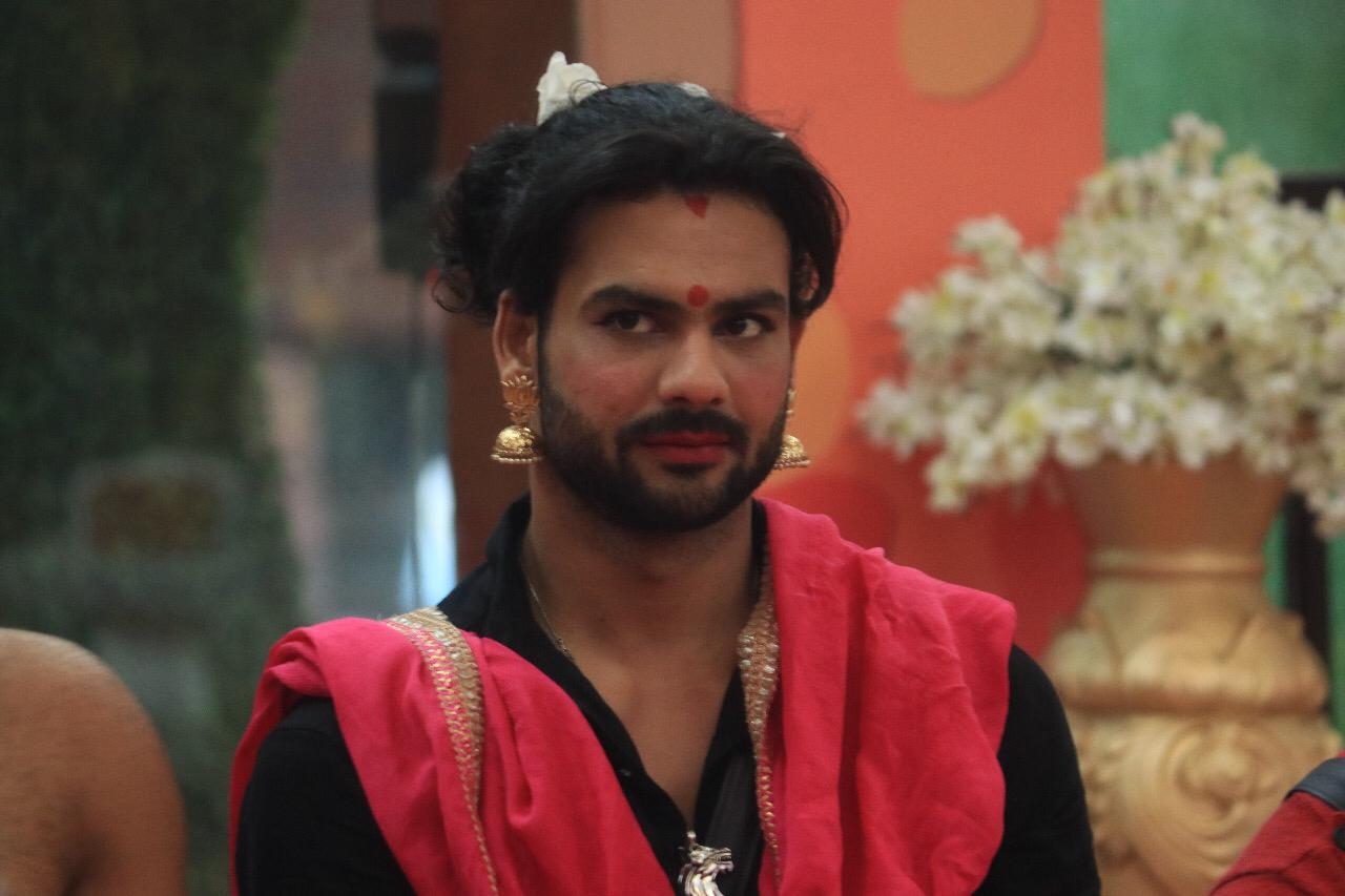'Bigg Boss 13': Vishal cross dresses as Paras' 'Mausi' for task.