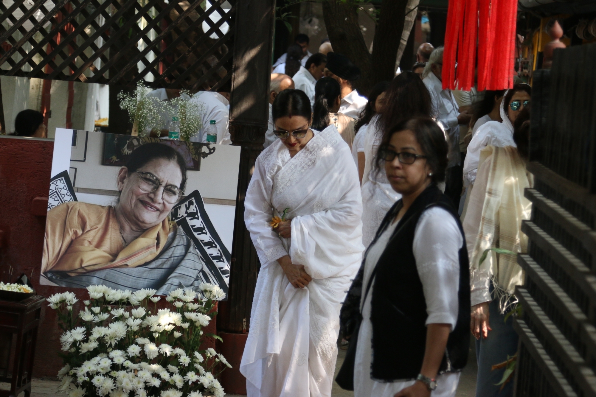 Mumbai: Actress Rekha at the funeral of Shaukat Azmi - veteran actress, wife of renowned Late Urdu poet and lyricist Kaifi Azmi and mother of actress Shabana Azmi - in Mumbai on Nov 23, 2019. (Photo: IANS)