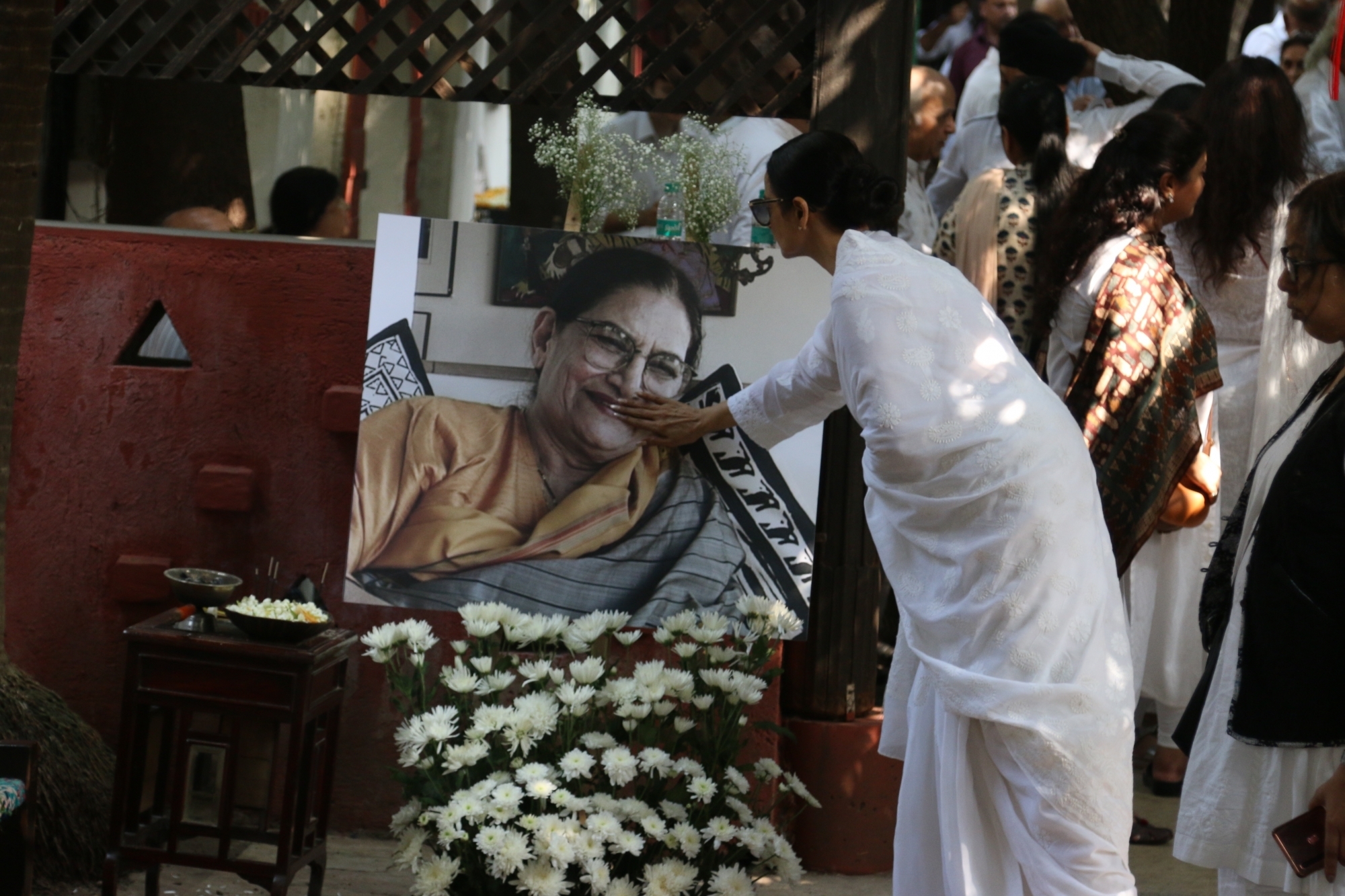Mumbai: Actress Rekha at the funeral of Shaukat Azmi - veteran actress, wife of renowned Late Urdu poet and lyricist Kaifi Azmi and mother of actress Shabana Azmi - in Mumbai on Nov 23, 2019. (Photo: IANS)