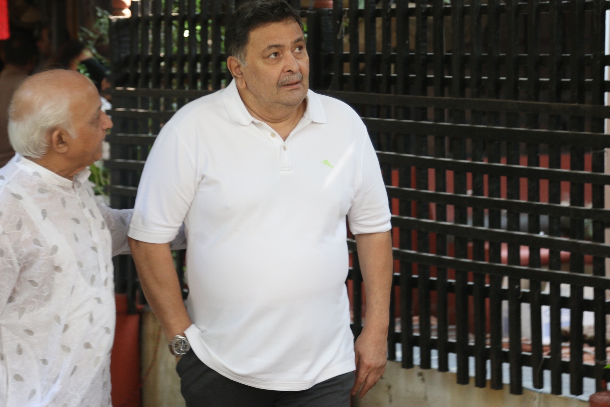 Mumbai: Actor Rishi Kapoor at the funeral of Shaukat Azmi - veteran actress, wife of renowned Late Urdu poet and lyricist Kaifi Azmi and mother of actress Shabana Azmi - in Mumbai on Nov 23, 2019. (Photo: IANS)