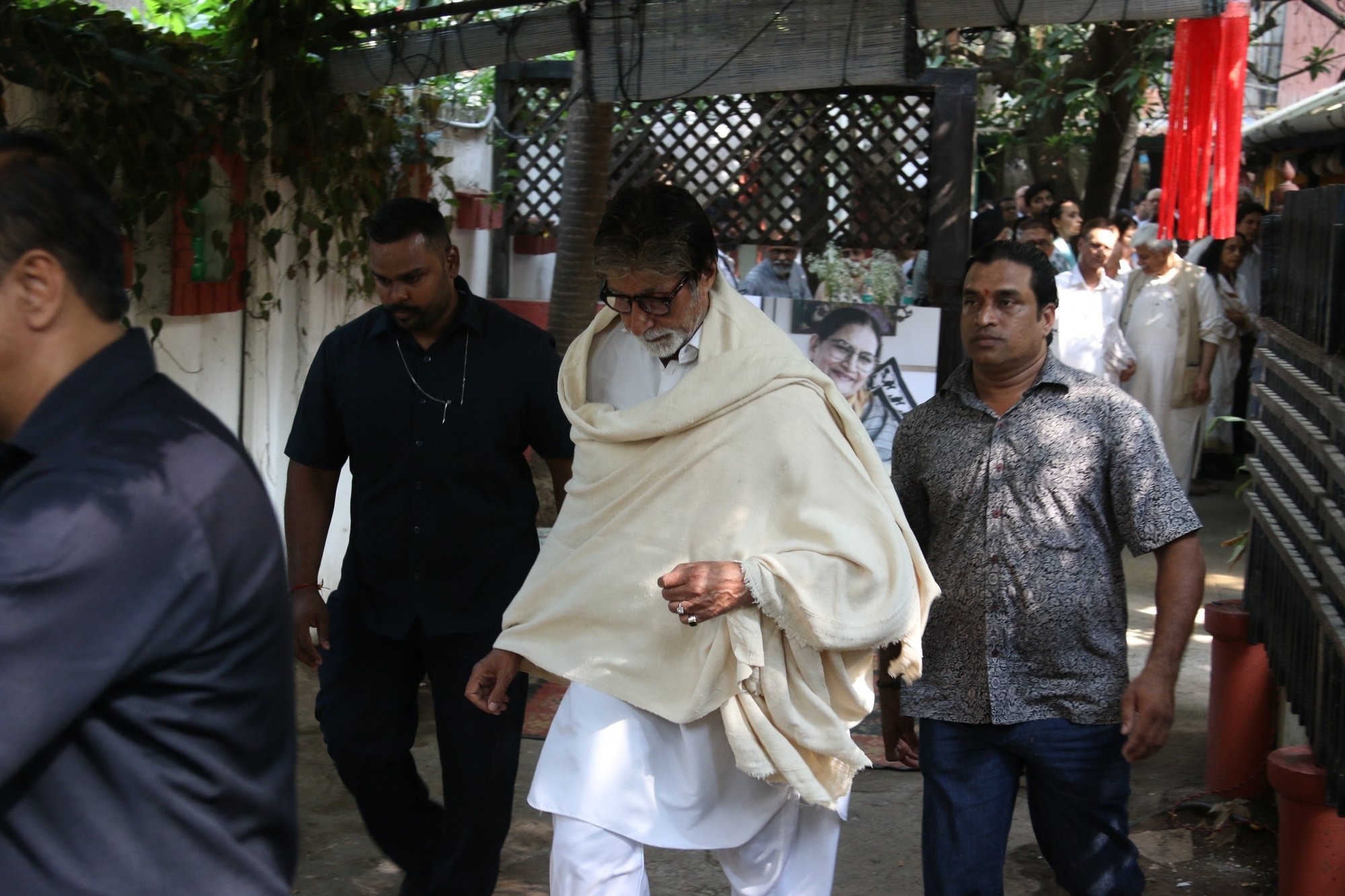 Mumbai: Actor Amitabh Bachchan at the funeral of Shaukat Azmi - veteran actress, wife of renowned Late Urdu poet and lyricist Kaifi Azmi and mother of actress Shabana Azmi - in Mumbai on Nov 23, 2019. (Photo: IANS)