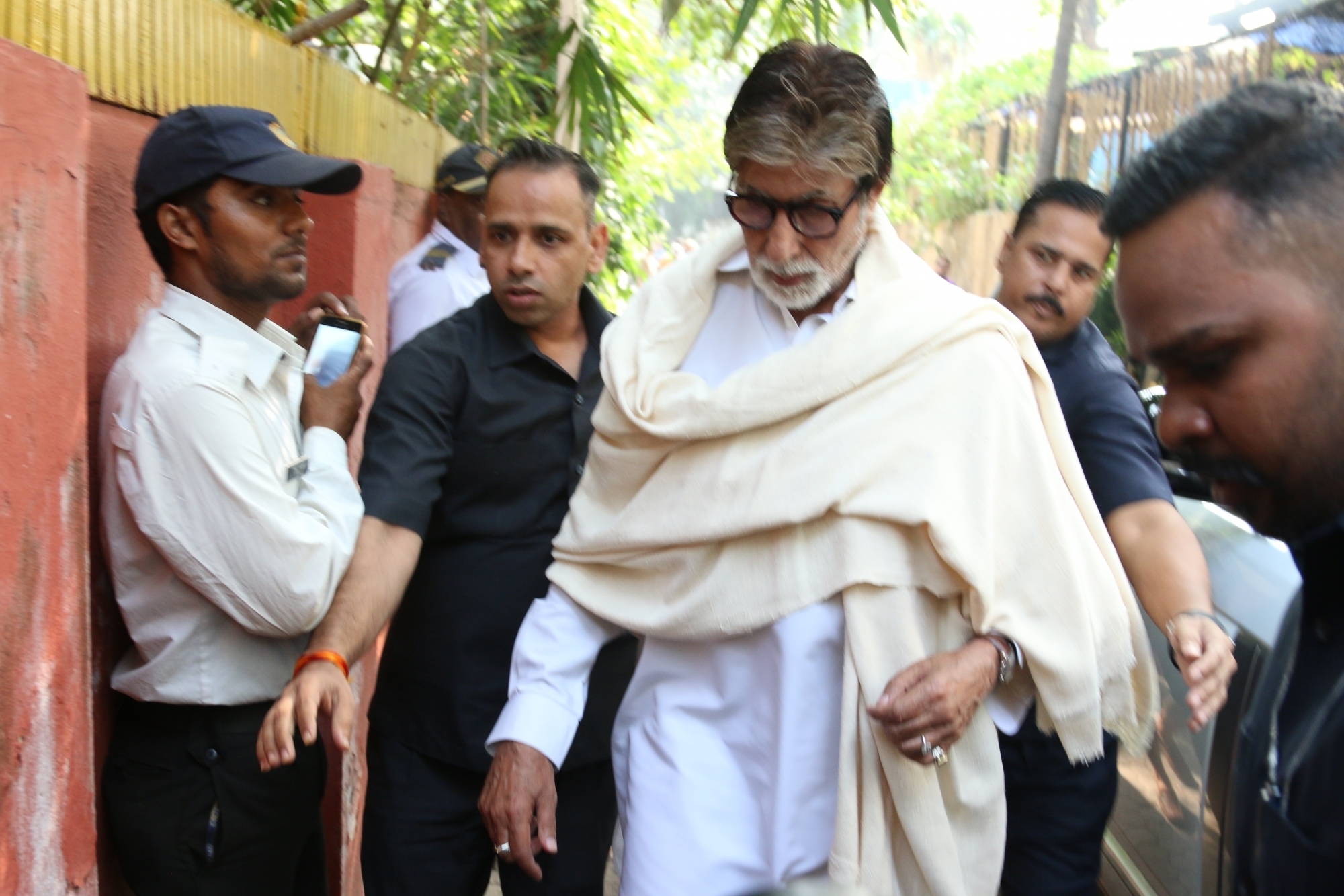 Mumbai: Actor Amitabh Bachchan at the funeral of Shaukat Azmi - veteran actress, wife of renowned Late Urdu poet and lyricist Kaifi Azmi and mother of actress Shabana Azmi - in Mumbai on Nov 23, 2019. (Photo: IANS)