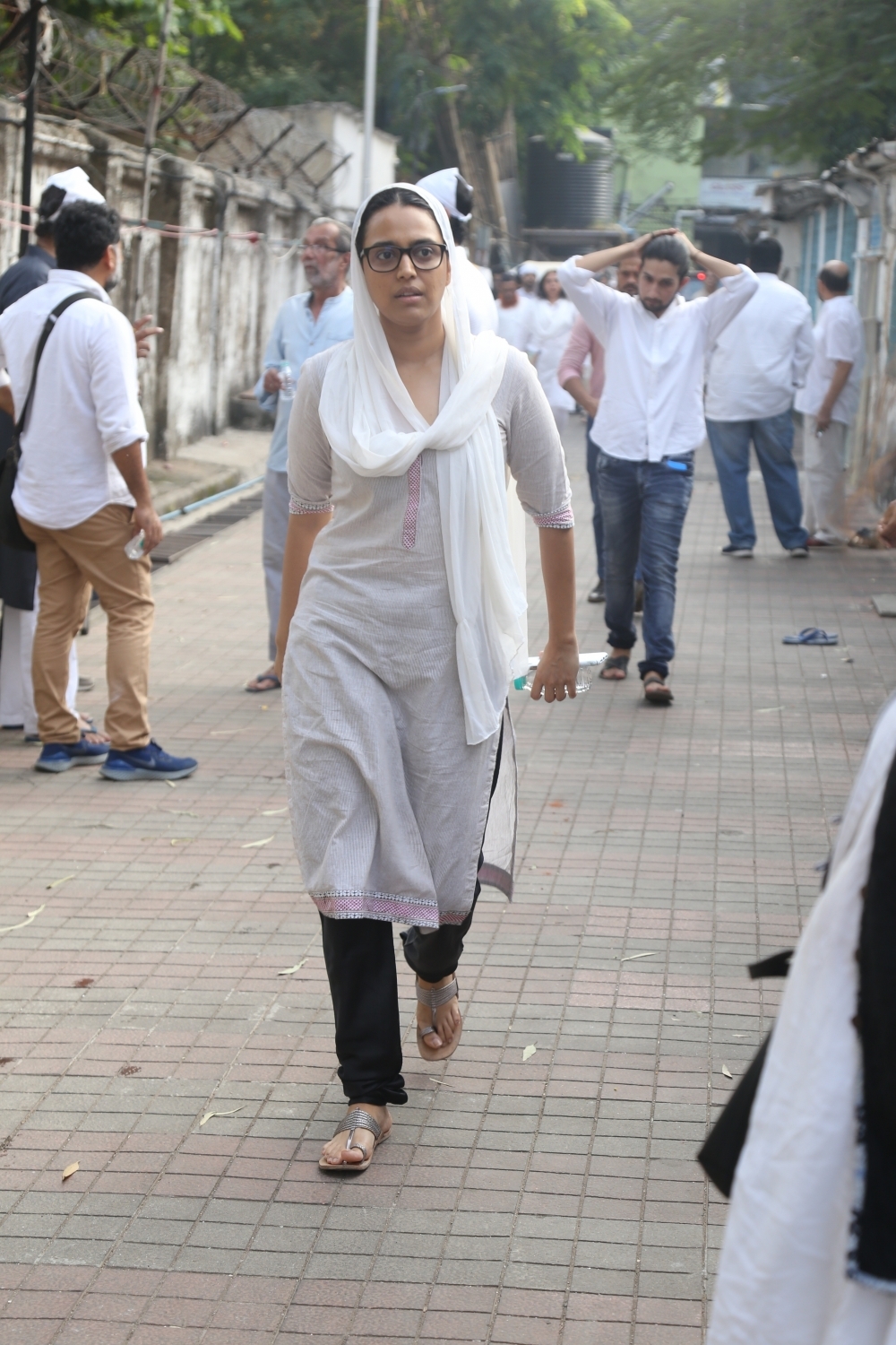Mumbai: Actress Swara Bhaskar at the funeral of Shaukat Azmi - veteran actress, wife of renowned Late Urdu poet and lyricist Kaifi Azmi and mother of actress Shabana Azmi - in Mumbai on Nov 23, 2019. (Photo: IANS)