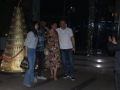 Hardik and Natasa were clicked by celebrity photographer Manav Manglani as they stopped to pose for a few photo-ops by before getting into a suburban restaurant. (Photo Courtney: Manav Manglani)