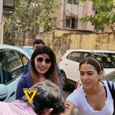 A video of a fan trying to kiss the hand of Bollywood actress Sara Ali Khan has gone viral. In the video shared by Mumbai-based celebrity photographer Viral Bhayani on Instagram, a man can be seen asking for Sara