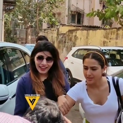 A video of a fan trying to kiss the hand of Bollywood actress Sara Ali Khan has gone viral. In the video shared by Mumbai-based celebrity photographer Viral Bhayani on Instagram, a man can be seen asking for Sara