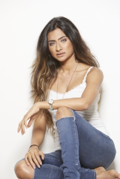 singer Reewa Rathod, daughter of popular singers Roop Kumar Rathod and Sunali Rathod, is excited about the release of her first solo album later this month. After her first single "Maula" in 2018 and "Saanwal" (with Zakir Hussain) in 2019, the young singer and composer is now coming up with her first solo album titled "Saaya Tere Ishq Ka". singer Reewa Rathod, daughter of popular singers Roop Kumar Rathod and Sunali Rathod, is excited about the release of her first solo album later this month. After her first single "Maula" in 2018 and "Saanwal" (with Zakir Hussain) in 2019, the young singer and composer is now coming up with her first solo album titled "Saaya Tere Ishq Ka".