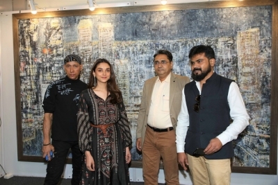 Artist Gautam Patole, actress Aditi Rao Hydari and India Art Festival Director Rajendra at the India Art Festival 2020.