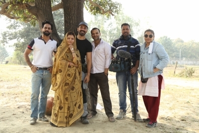 (L-R) Producer Yadwinder Singh Grewal, actor Rubina Dilaik, director Abhinav Shukla, actors Pranay Dixit, Shiva and Tanya Abrol.