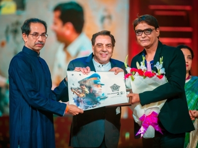 Mumbai: Maharashtra Chief Minister Uddhav Thackeray, veteran actor Dharmendra and photographer Pravin Talan at the launch of the Mumbai Police Calendar at the grand event Umang in Mumbai. (Photo: IANS)