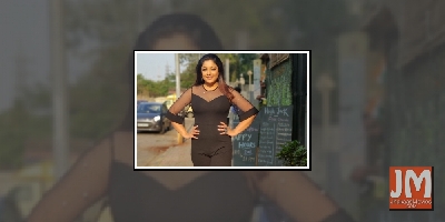 Tanushree Dutta sizzles in black