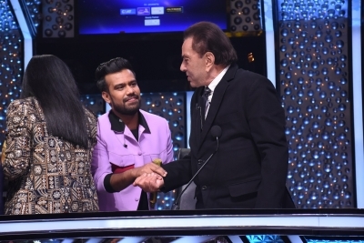 Dharmendra recalls living in a garage and working in a drilling firm