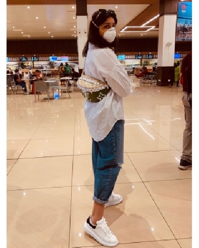 Actress Parineeti Chopra has uploaded an airport pic on Instagram where she can be seen wearing a white mask to protect herself from coronavirus.(Photo: instagram@parineetichopra)