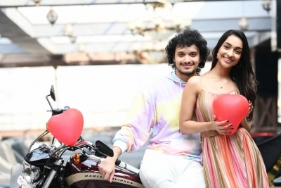 Amrin Qureshi  and Namashi Chakraborty spotted all smiles on valentineÃƒÂ¢Ã‚Â€Ã‚Â™s eve!! Seems like the duo is already having a great time while they  were papped at Sincity Rooftop Resto and Lounge. The duo will soon mark their debut in upcoming film Bad Boy directed by Rajkumar Santoshi.