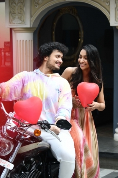 Amrin Qureshi  and Namashi Chakraborty spotted all smiles on valentineÃƒÂ¢Ã‚Â€Ã‚Â™s eve!! Seems like the duo is already having a great time while they  were papped at Sincity Rooftop Resto and Lounge. The duo will soon mark their debut in upcoming film Bad Boy directed by Rajkumar Santoshi.