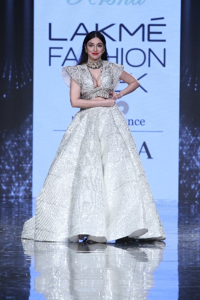 Mumbai: Actress and showstopper Divya Khosla Kumar walks the ramp for Krsna Couture at the Lakme Fashion Week Summer/Resort 2020 grand finale, in Mumbai on Feb 16, 2020. (Photo: IANS)