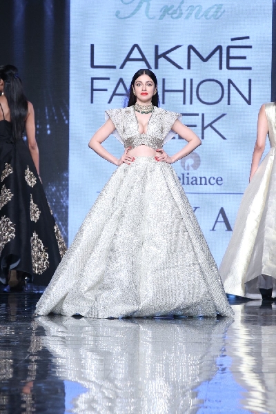 Mumbai: Actress and showstopper Divya Khosla Kumar walks the ramp for Krsna Couture at the Lakme Fashion Week Summer/Resort 2020 grand finale, in Mumbai on Feb 16, 2020. (Photo: IANS)