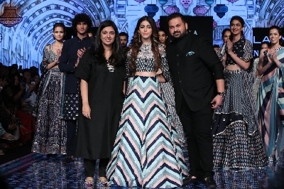 Mumbai: Actress Alaya Furniturewala with fashion designers Sonam & Paras Modi on Day 5 of the Lakme Fashion Week Summer/Resort 2020, in Mumbai on Feb 15, 2020. (Photo: IANS)