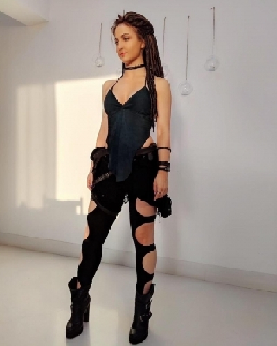 Actress Elli AvrRams look from 