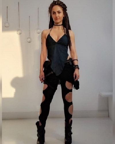 Actress Elli AvrRams look from 