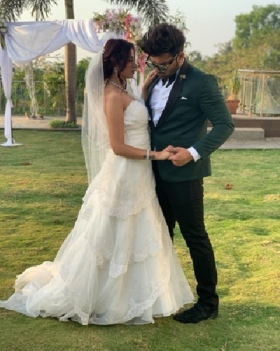 Paras, Mahira get fans excited with bridal photo-op.