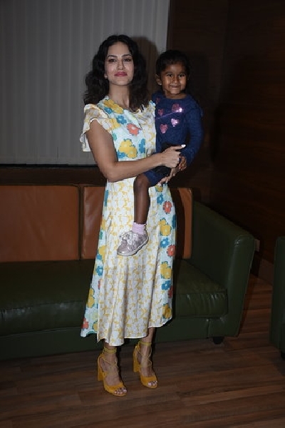 Mumbai: Actress Sunny Leone with her daughter  Nisha Kaur Weber at Viacom 18 'Peppa Pig Musical' event in Mumbai on March 7, 2020. (Photo: IANS)