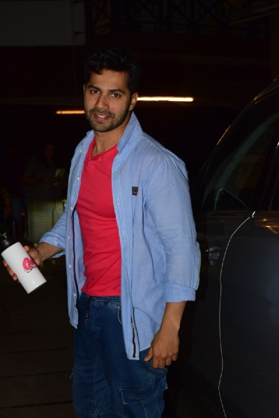 Mumbai: Actor Varun Dhawan spotted at Juhu  in Mumbai on Mar 04, 2020. (Photo: IANS)