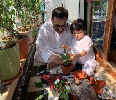 Star couple Saif Ali Khan and Kareena Kapoor Khan know the best how to keep their little kid Taimur entertained while abiding by Janata Curfew on Sunday, and staying indoors in the wake of coronavirus outbreak.