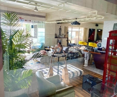 Mumbai, April 1 (IANS) Amid lockdown, Bollywood actor Hrithik Roshan has been trying to hone his piano skills even as his former wife Sussanne Khan photobombs him.