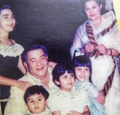 Kareena, Karisma, Ranbir, Riddhima in rare pic with grandpa Raj Kapoor.