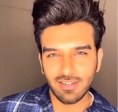 Paras Chhabrra shares video on 'long distance relationship'.