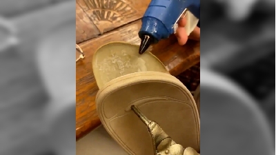 Twinkle Khanna tries her hands in repairing broken slipper, specs.