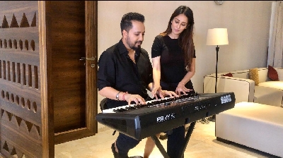 Mika Singh records song with next-door neighbour Chahatt Khanna.