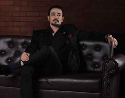 Mantra lends voice for sci-fi romantic comedy web series.