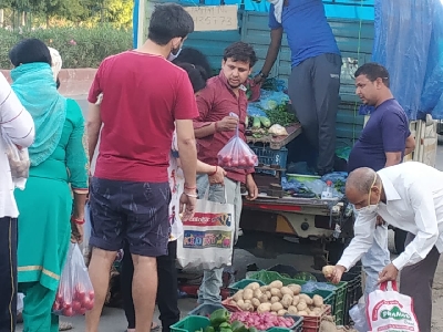 People seen panic buying in Noida after Yogi Adityanath government's decision to 'firmly implement' the lockdown and 'completely seal' the hotspots in 15 districts of Uttar Pradesh that have emerged as Corona hotspots, on Wednesday.
