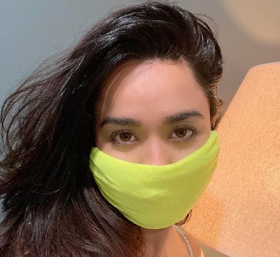 Soundarya Sharma turns T-shirt into mask.
