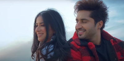 Jassie Gill shoots his latest song's video on phone.