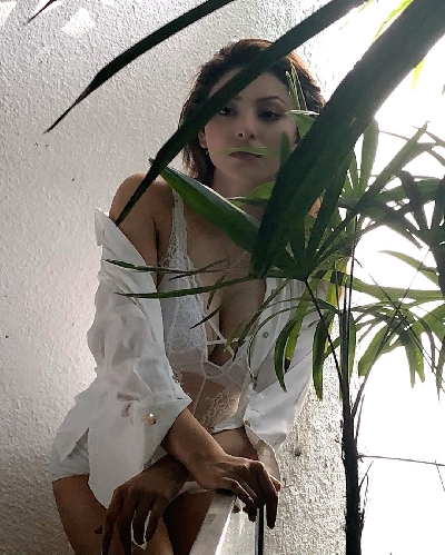 Urvashi Rautela turns up the hotness quotient with new pic.