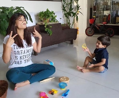 Shweta Tiwari, son play with dough amid lockdown.