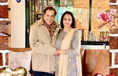Hema Malini thanks fans on wedding anniversary with Dharmendra.