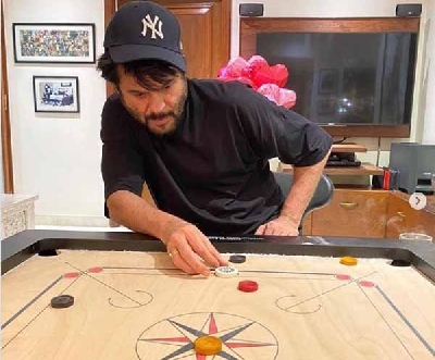 Lockdown diaries: Anil Kapoor and wife hone carrom skills.