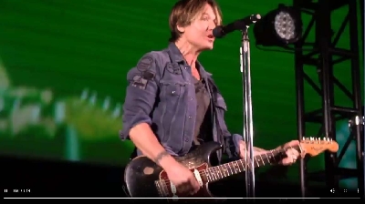 COVID-19: Keith Urban performs for over 200 healthcare workers.
