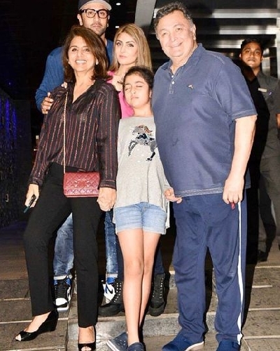 Neetu posts 'complete' family pic with Rishi Kapoor, Ranbir, Riddhima.